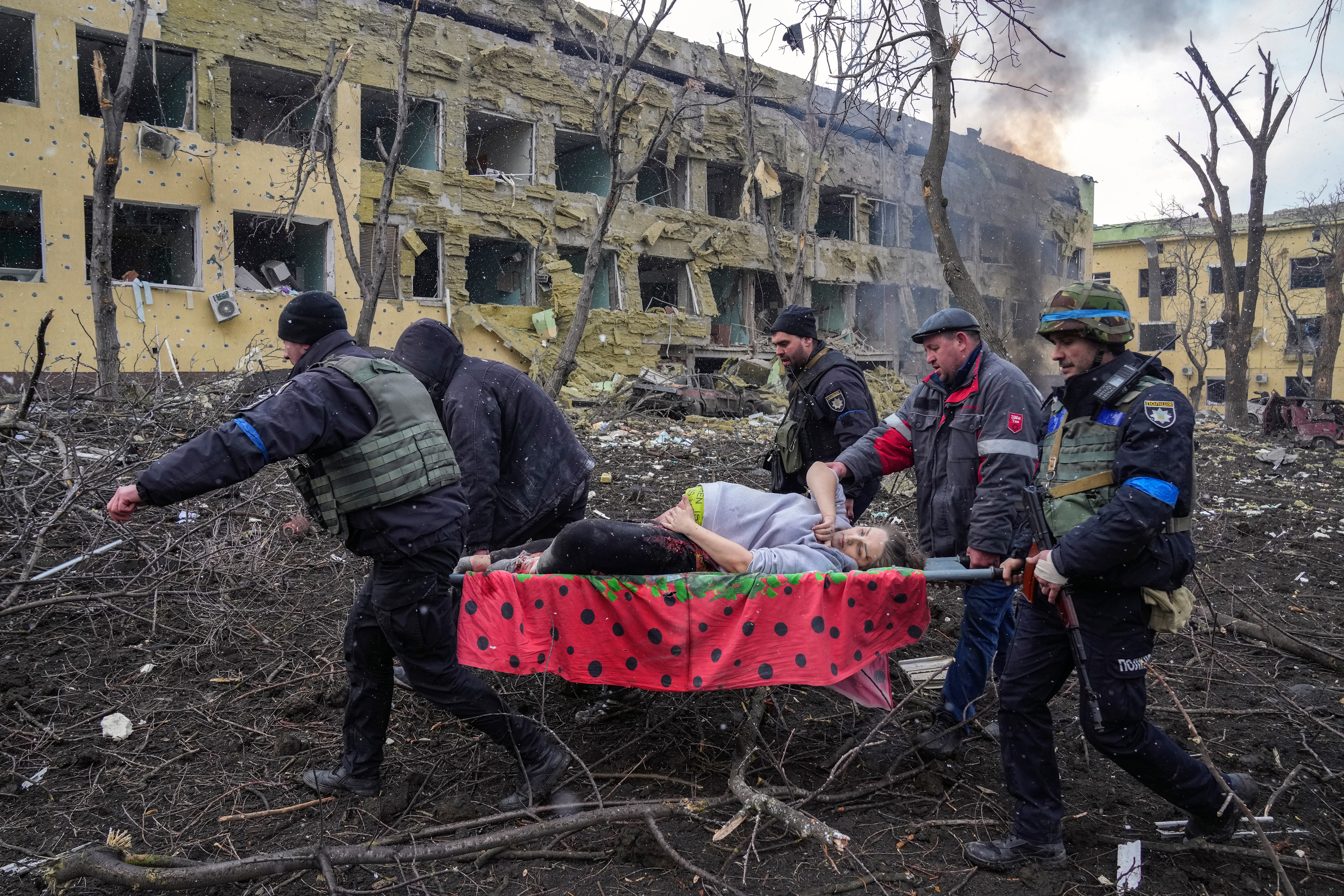 Iryna Kalinina (32), eine verletzte schwangere Frau, wird aus einem Entbindungskrankenhaus getragen Krankenhaus getragen, das bei einem russischen Luftangriff in Mariupol, Ukraine, beschädigt wurde, am 9. März 2022 beschädigt wurde. Ihr Baby mit dem Namen Miron (nach dem Wort für 